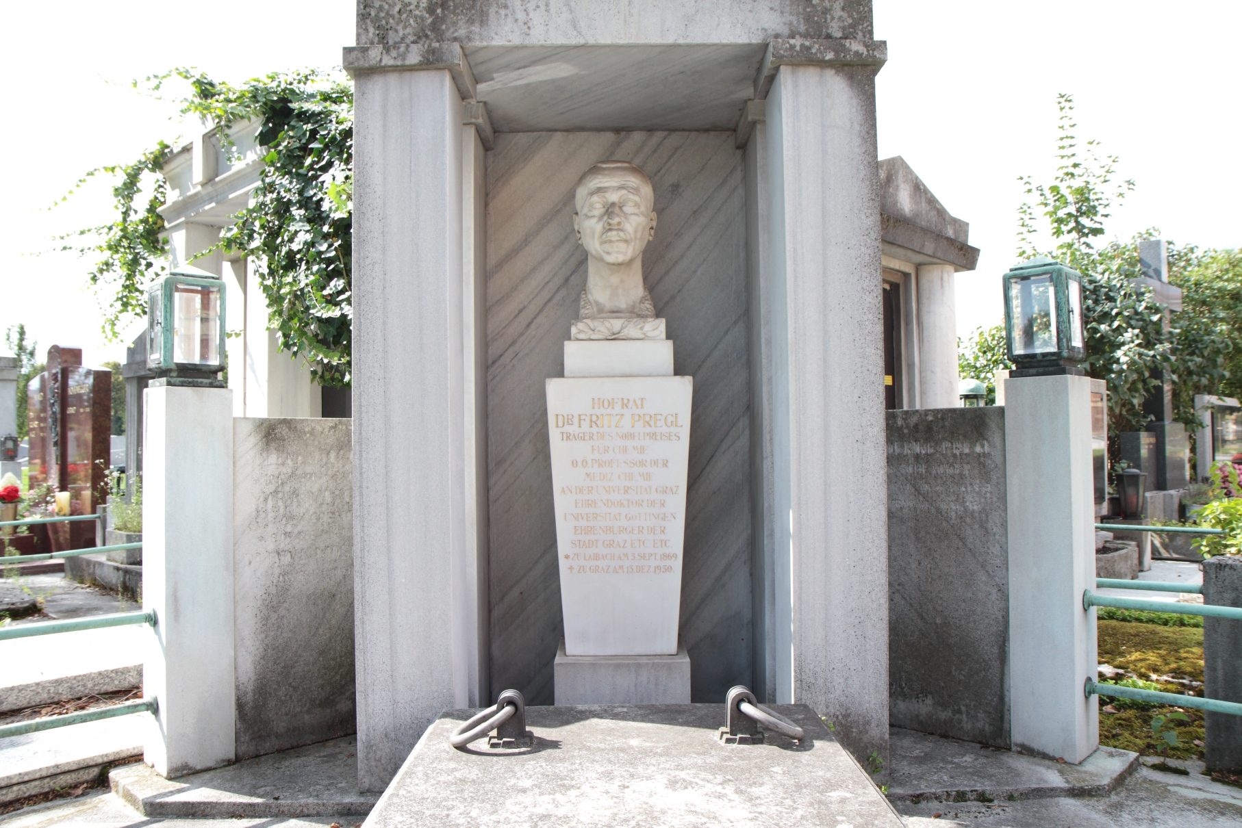 Fritz Pregl's tomb, Graz - 05.JPG